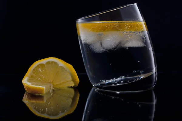 Gin and tonic with a slice of lemon — Stock Photo, Image