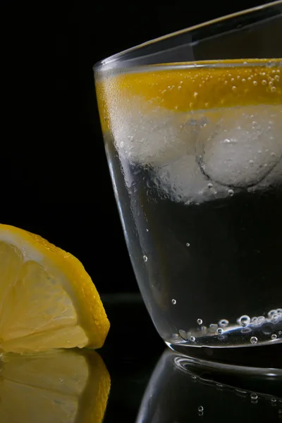 Gin and tonic partial — Stock Photo, Image