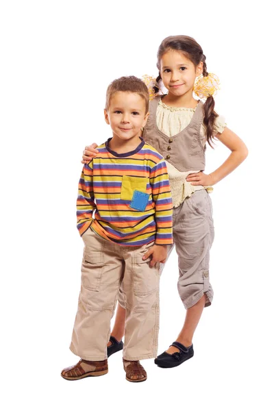 Двое улыбающихся маленьких детей стоят вместе — стоковое фото