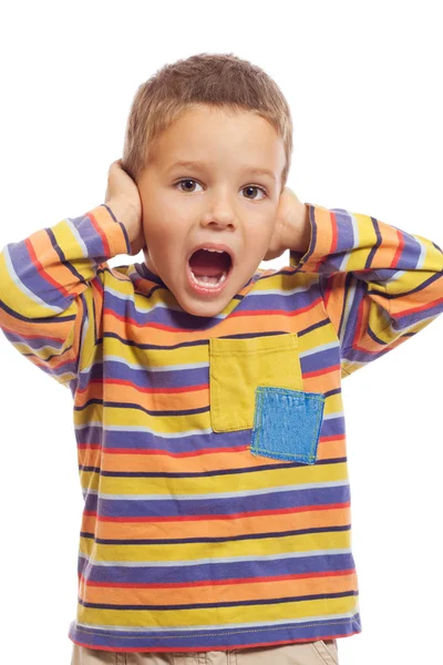 Liten pojke stänga öronen med händerna — Stockfoto