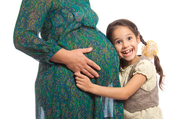 他怀孕的母亲惊讶的小女孩 — 图库照片