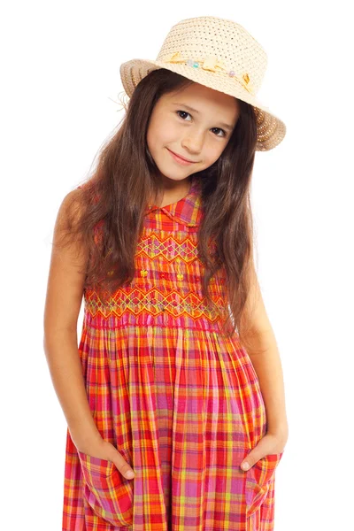 Улыбающаяся маленькая девочка в соломе — стоковое фото