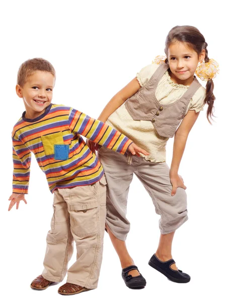 Два забавных маленьких ребенка стоят вместе — стоковое фото