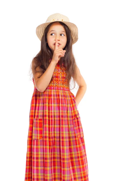 Маленькая девочка в соломе показывает знак молчания — стоковое фото