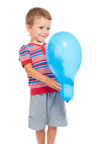 Garotinho sorridente segurando o balão — Fotografia de Stock