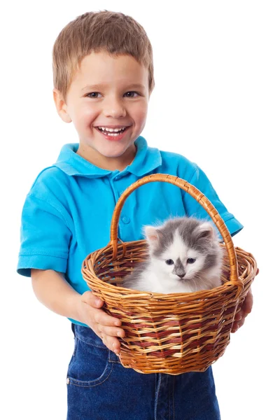 Liten pojke med kitty i wicker — Stockfoto