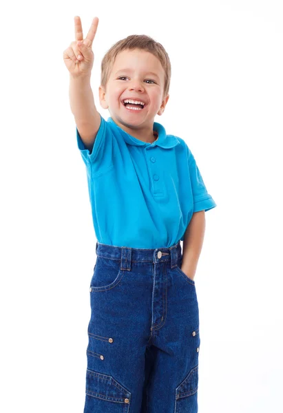 Улыбающийся маленький мальчик со знаком победы — стоковое фото