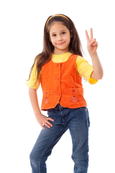 Lächelndes kleines Mädchen mit Siegeszeichen — Stockfoto