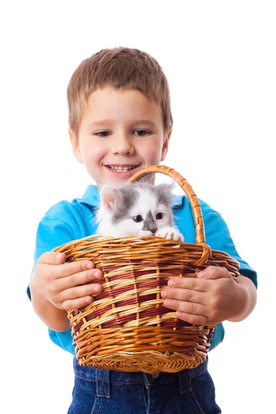 Smiling little boy with kitty in wicker — Stock Photo, Image
