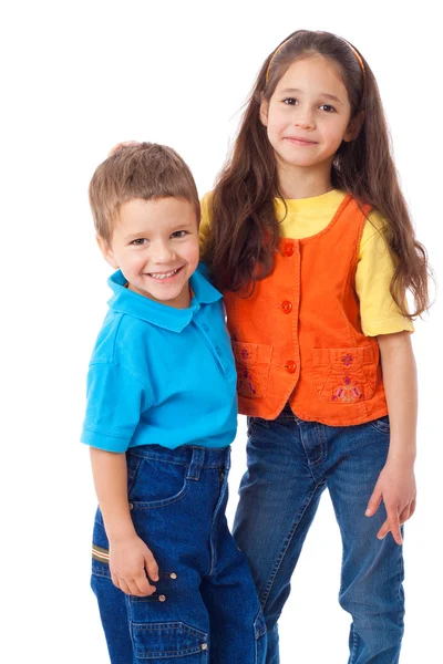 Dva usmívající se malé děti stojí dohromady — Stock fotografie