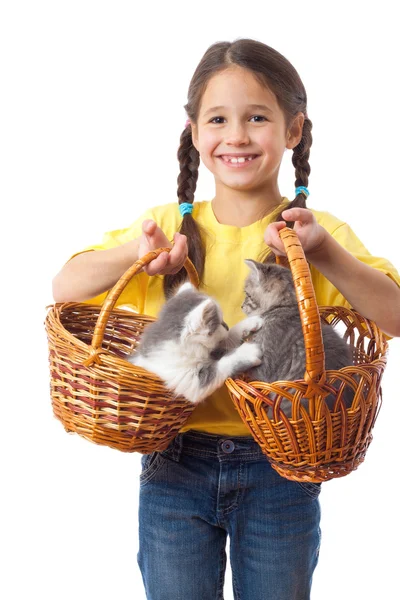 枝編み細工品で 2 匹の子猫を持つ少女 — ストック写真