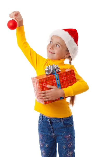 Fille souriante dans le chapeau de Père Noël avec boîte rouge — Photo