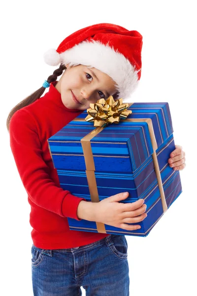 Маленькая девочка в шляпе Санты с голубой коробкой — стоковое фото