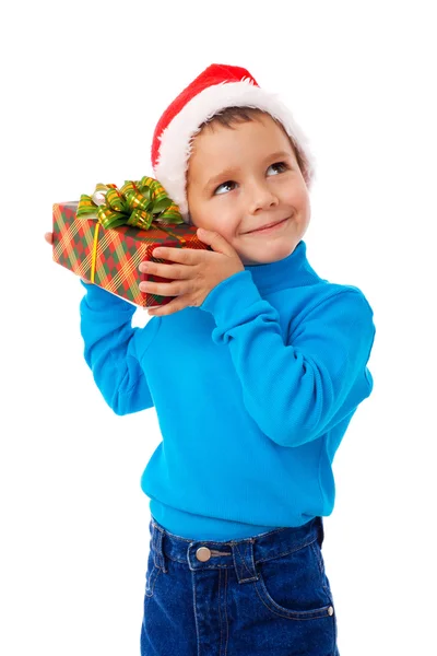 Улыбающийся мальчик в шляпе Санты с подарочной коробкой — стоковое фото