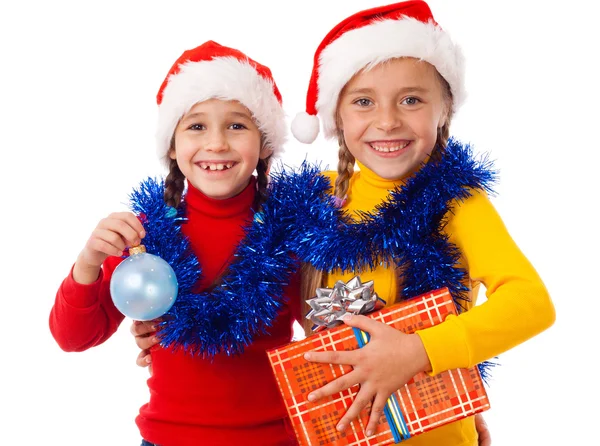 Две улыбающиеся девушки с рождественскими украшениями — стоковое фото
