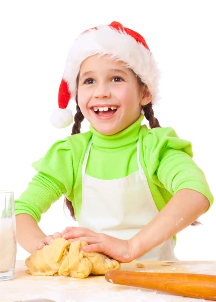 Lächelndes kleines Mädchen beim Kneten für das Weihnachtskochen — Stockfoto