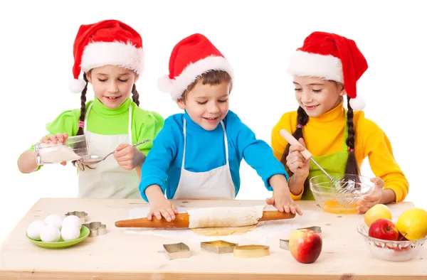三个笑容灿烂的孩子与烹饪圣诞节大餐 — 图库照片