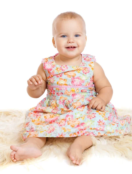Uśmiechający się dziecko siedzi na dywanie furry — Zdjęcie stockowe