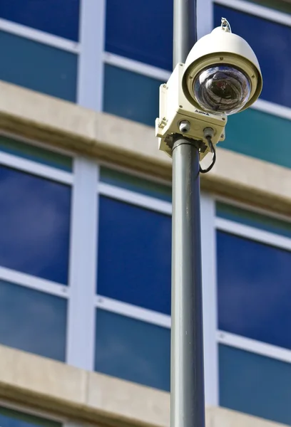 Câmera de vigilância e prédio corporativo — Fotografia de Stock