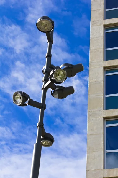 青い空に街灯柱 — ストック写真