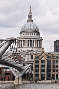 St Paul'ın Katedrali ve Millennium Köprüsü