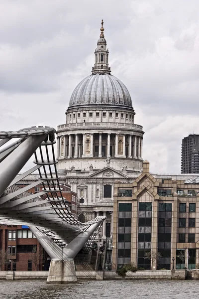 St Paul katedrális és a Millennium-híd — Stock Fotó