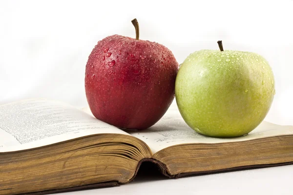 Jablka a knihy — Stock fotografie