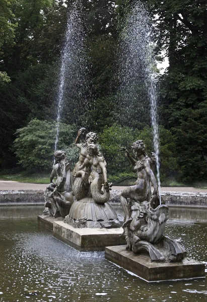 Waddesdon manor. fonteinen in de buurt van Paleis — Stockfoto
