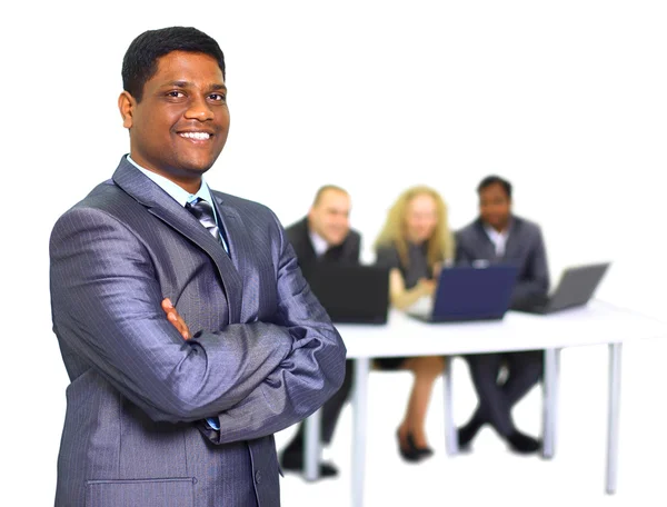 Ein afrikanisch-amerikanischer Geschäftsmann mit Kollegen im Hintergrund — Stockfoto