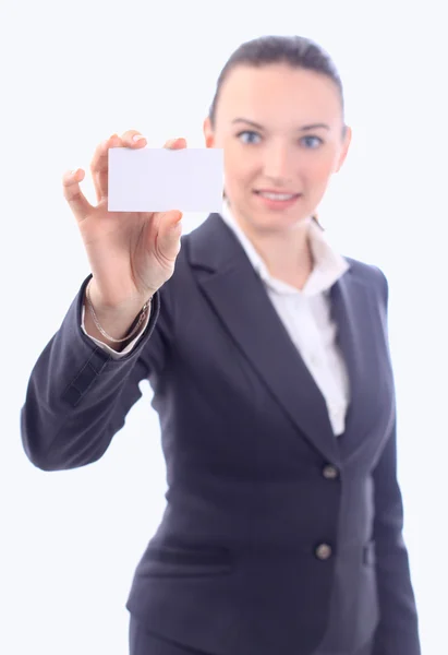 Щаслива молода бізнес-леді, що показує порожню вивіску, ізольована на білому фоні — стокове фото