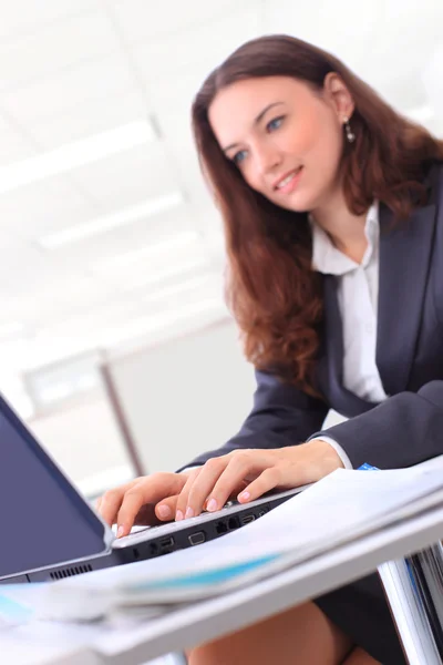 Imagem de mulher feliz com computador portátil — Fotografia de Stock