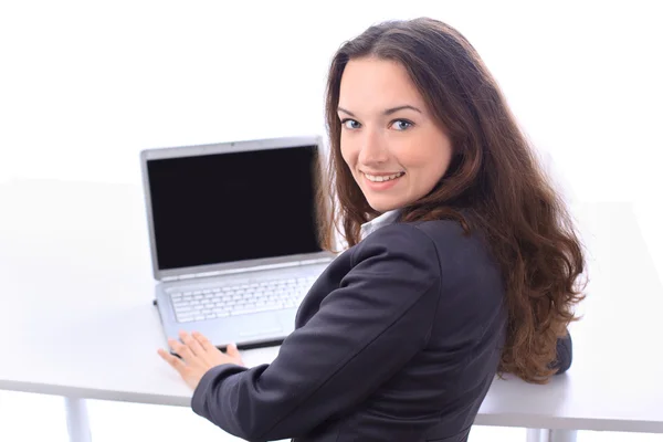 微笑着用一台笔记本电脑业务女子肖像 — 图库照片