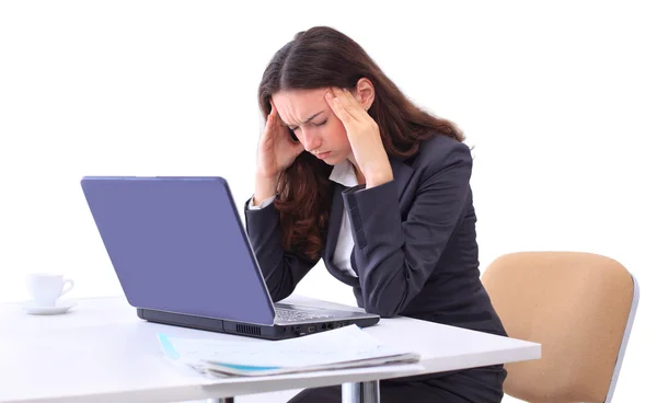 Uma mulher cansada na frente de um laptop — Fotografia de Stock