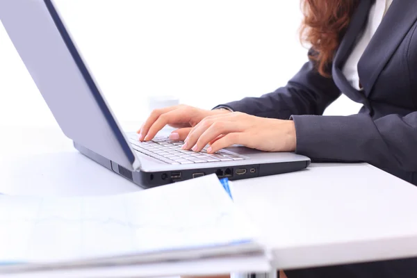 Mãos femininas escrevendo no laptop — Fotografia de Stock