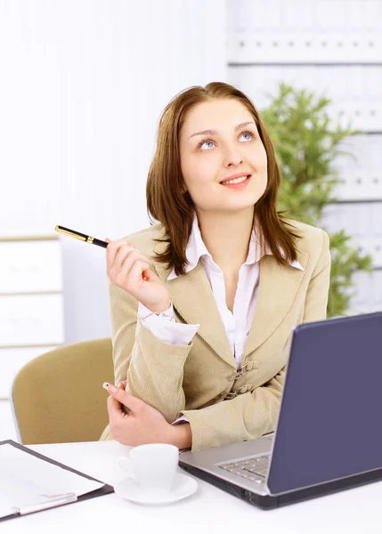 Donna d'affari occasionale in ufficio che lavora con tavolo bianco, laptop e diario — Foto Stock