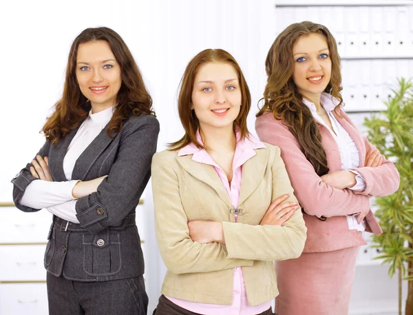 Jeunes femmes d'affaires dans un bureau moderne — Photo