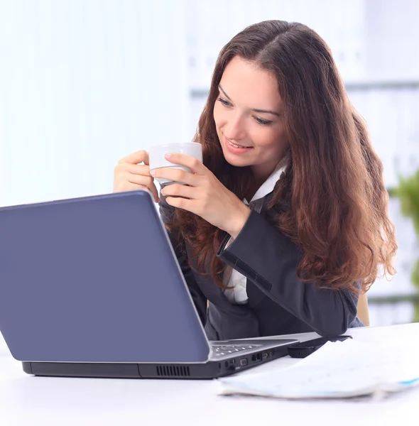 Jovem empresária atraente trabalhando no laptop no escritório brilhante — Fotografia de Stock