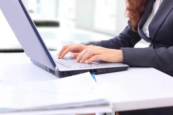 Female hands typing on a laptop — Stock Photo, Image