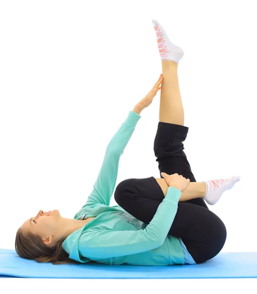 De mooie jonge vrouw speelt sport op een witte achtergrond — Stockfoto