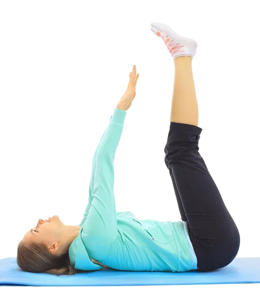 De mooie jonge vrouw speelt sport op een witte achtergrond — Stockfoto