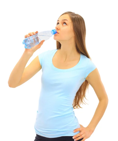 Een mooie jonge vrouw drinken het water op een witte achtergrond — Stockfoto