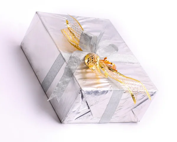 Подарункова коробка зі срібною стрічкою — стокове фото