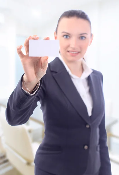 Hermosa mujer de negocios con la tarjeta de visita en la oficina — Foto de Stock