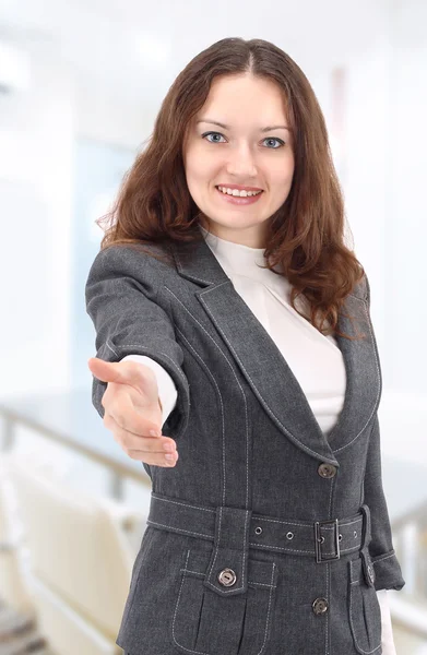 Een mooie jonge Glimlachende zakenvrouw, — Stockfoto