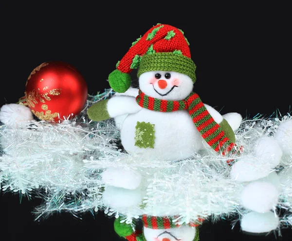 Bonhomme de neige festif avec fond de lumière de Noël — Photo