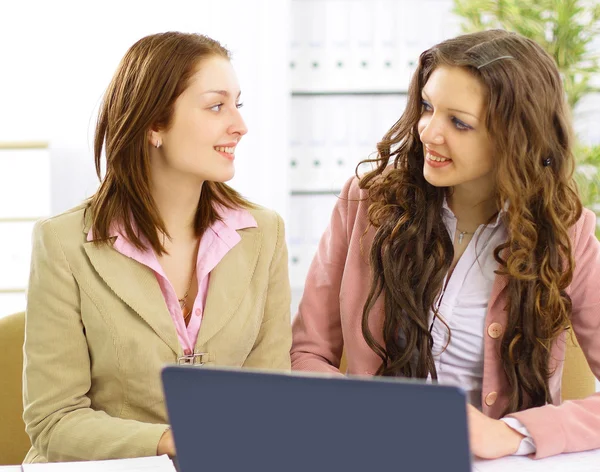 The conversation of two business women in the office. — Stock Photo, Image