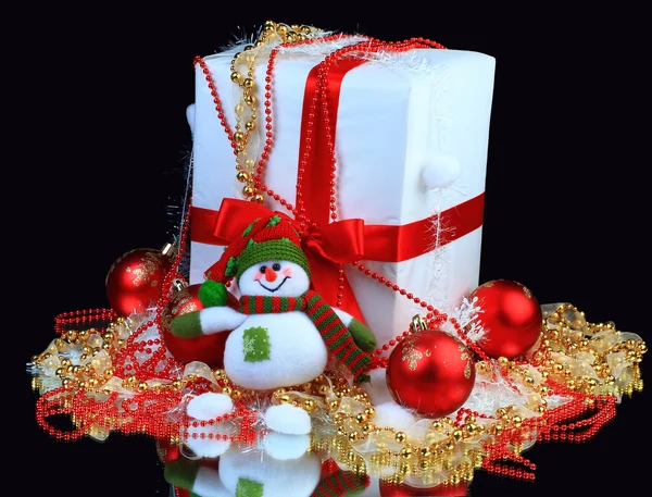 Weihnachtsgeschenkbox mit Weihnachtskugeln — Stockfoto