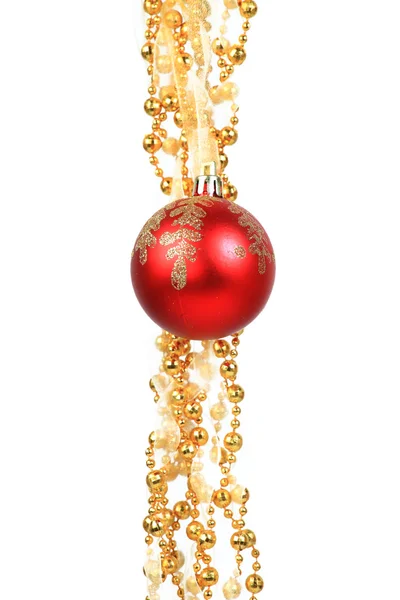 白で隔離される赤いクリスマス ボール — ストック写真