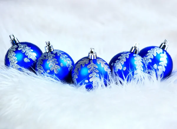 Boules de Noël bleues isolées sur un blanc — Photo