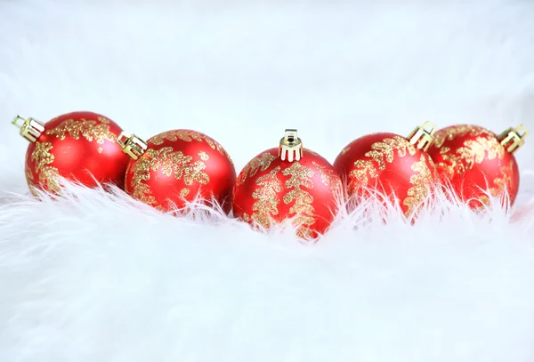 Bolas rojas de Navidad con nieve aislada en blanco — Foto de Stock